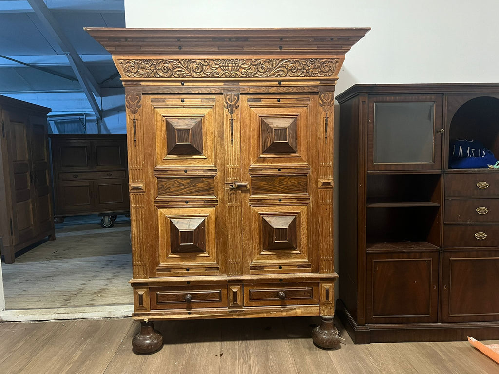 Imposante Houten Kast met Kroonlijst 115x45x175 cm - Tweedehands