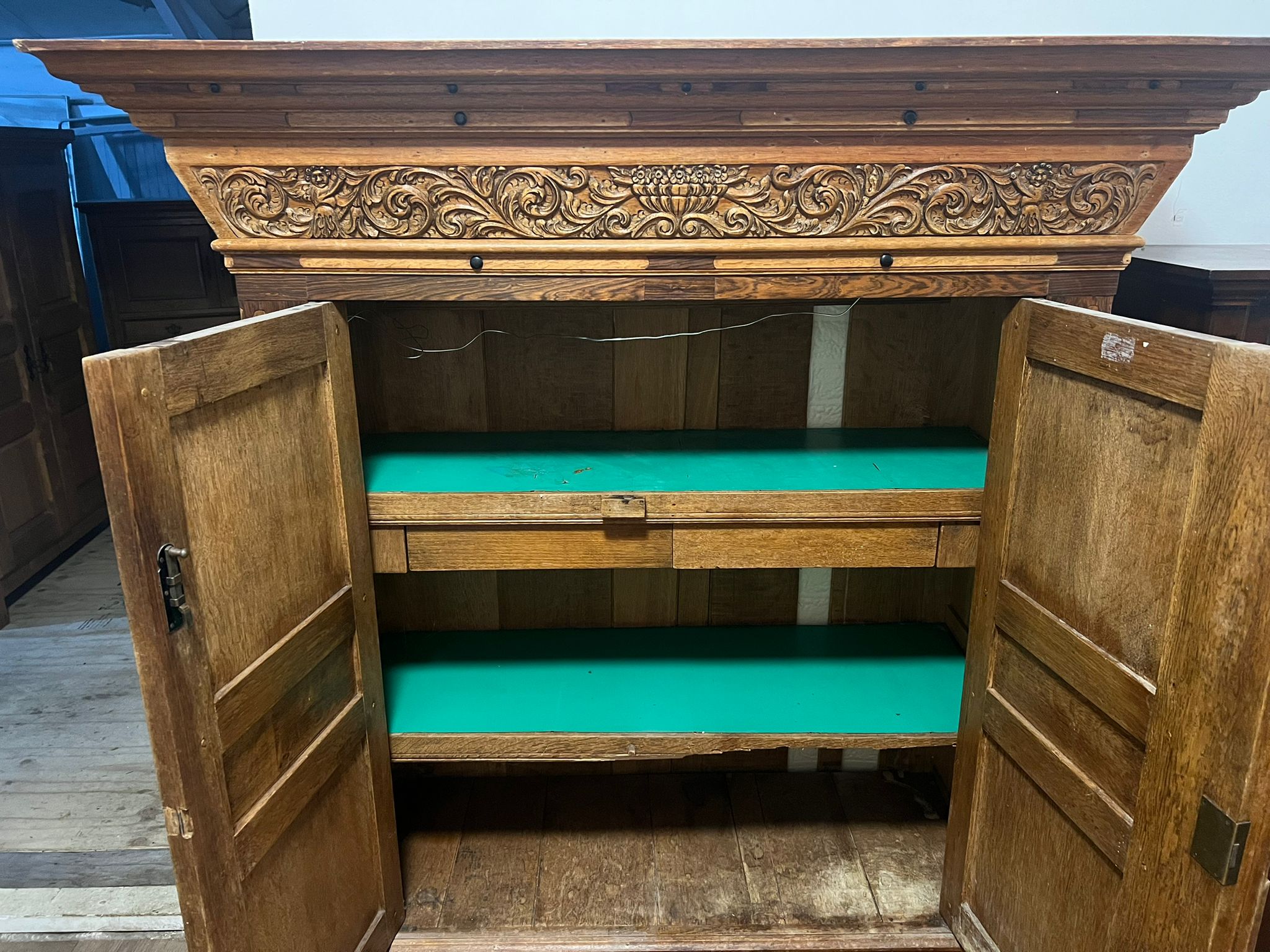 Imposante Houten Kast met Kroonlijst 115x45x175 cm - Tweedehands